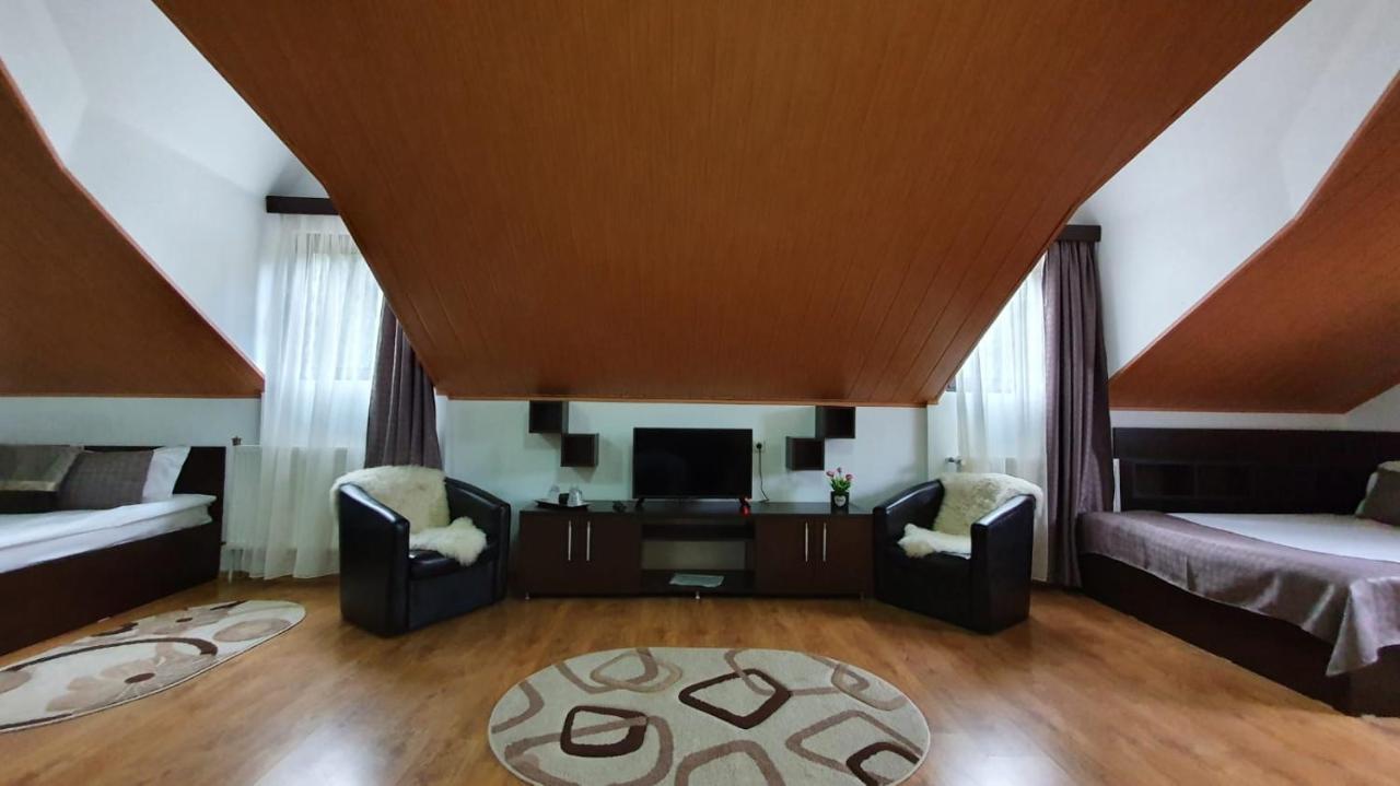 Hotel Casa Teleferic Buşteni Esterno foto